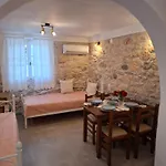 شقة Patriko Stone House *