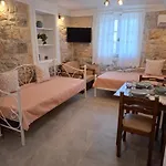 Patriko Stone House فوركا