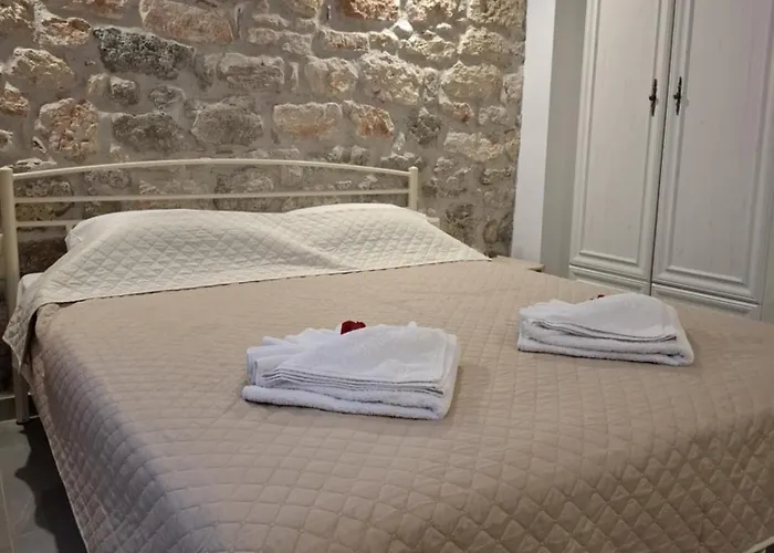 Patriko Stone House * Fourka